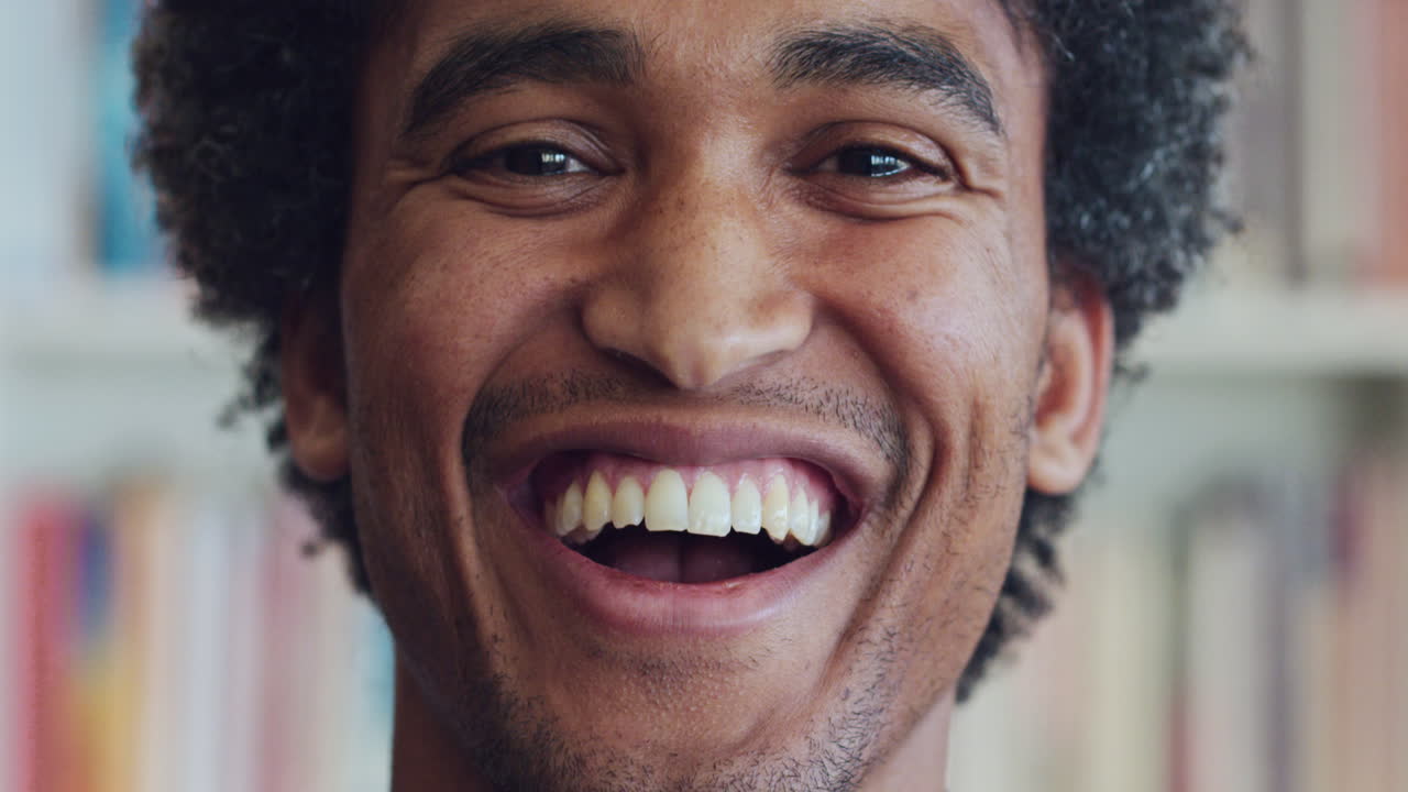 Macro, ritratto e sorriso sul volto di un uomo
