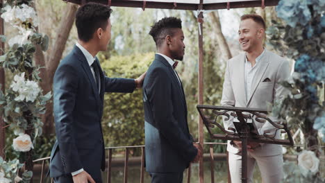 el novio, esperando y el hombre en la boda por amor