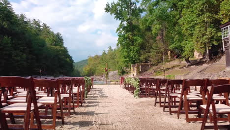 Hermoso-Lugar-Para-Bodas-En-Las-Montañas-De-Carolina-Del-Norte-A-Lo-Largo-De-Un-Río