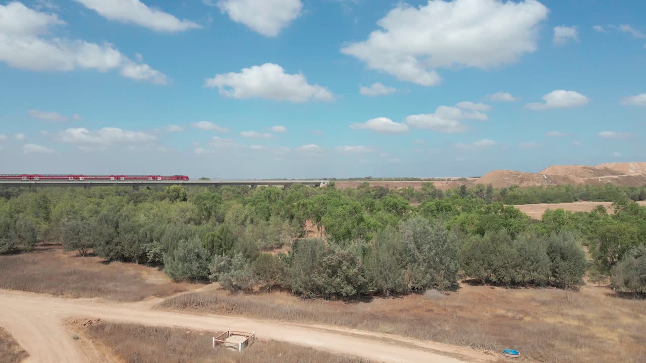 Treno attraversa campo verde a Netivot, città del Distretto Meridionale, Israele