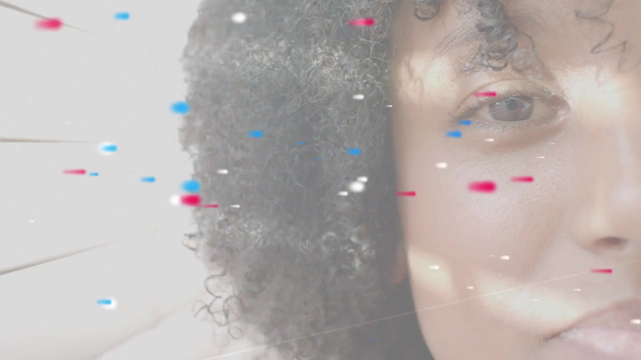Video verticale: Donna che inizia un selfie, ammiccando mentre particelle fluttuano sul viso per un'app di bellezza.