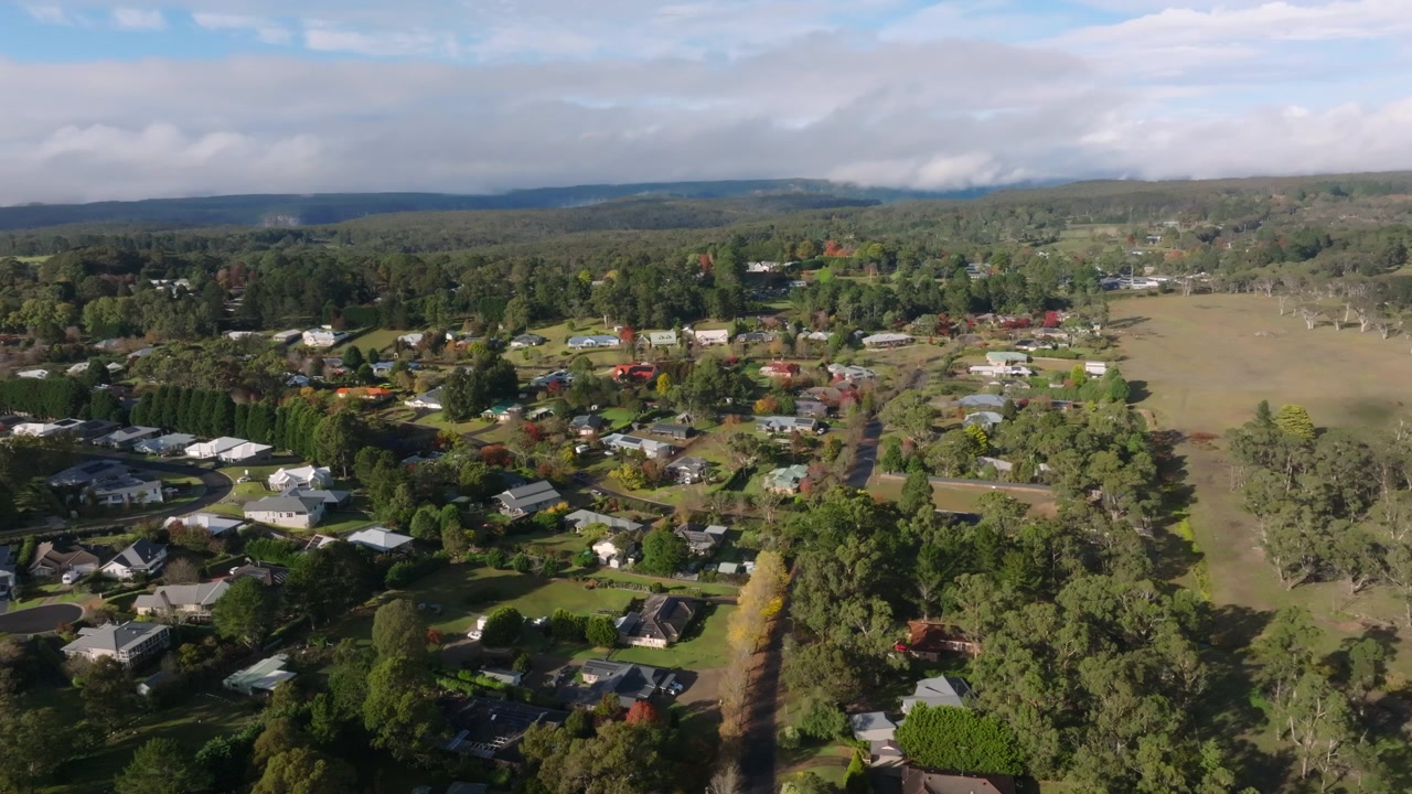 Veduta aerea con drone del villaggio di Bundanoon circondato da una fitta foresta di eucalipti nelle Southern Highlands del Nuovo Galles del Sud, Australia
