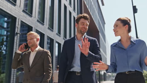 kantoormedewerkers lopen door de straat glimlachend en genieten van communicatie. mensen praten.
