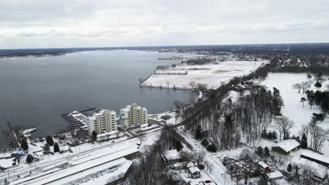 campo de golf del club de campo de muskegon desde el aire en invierno