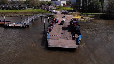 Fahrzeuge-Fahren-Auf-Der-Fähre-Im-De-Lek-River-In-Kinderdijk,-Niederlande