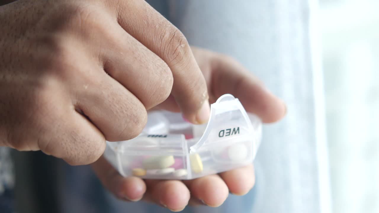 주간 알약 조직에서 약을 복용하는 사람