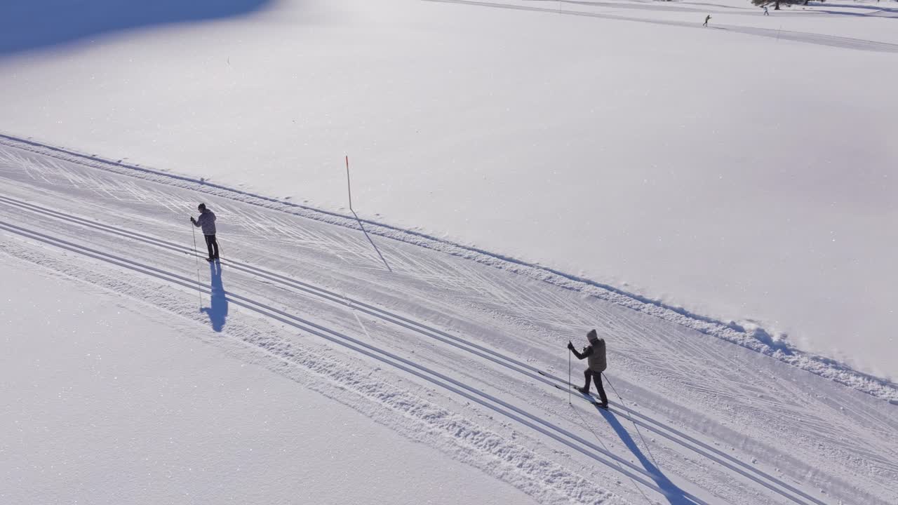 Vista aerea di visitatori che sciano su piste nordiche attraverso l'Austria innevata