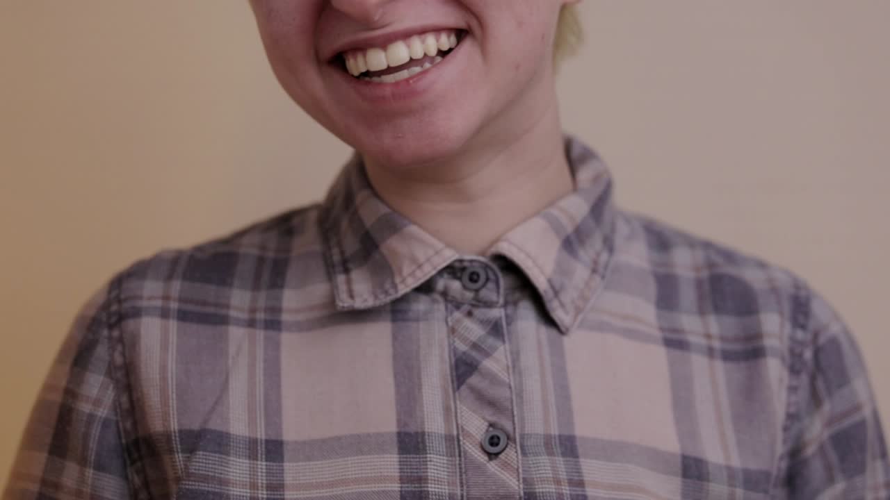 una persona riendo y riendo frente a la cámara