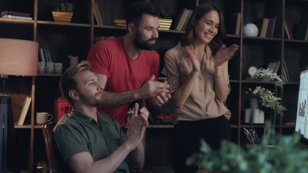 el equipo de negocios aplaude en la oficina. los trabajadores exitosos disfrutan de datos estadísticos.