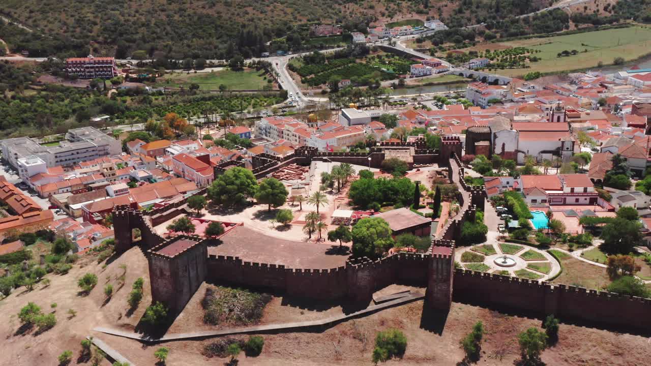ciudad turística portuguesa con castillo panorama aéreo de drones