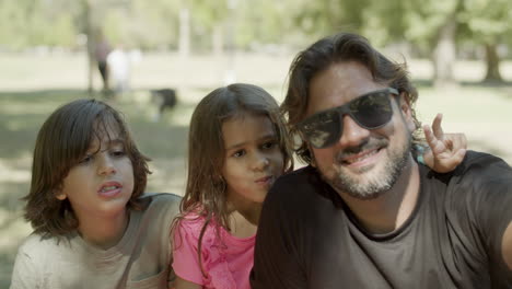 Happy-dad,-daughter-and-son-taking-selfie-on-smartphone