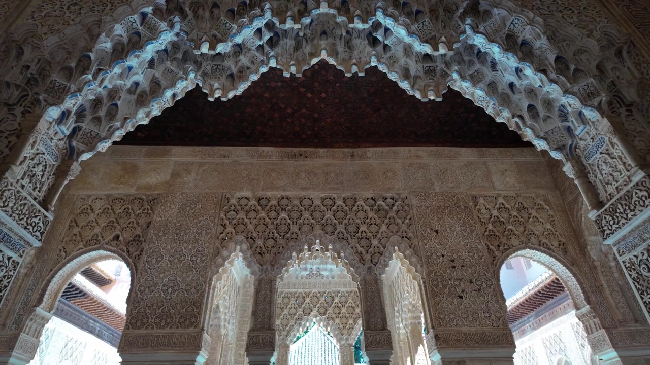 Ripresa al rallentatore di intricate volte a muqarnas e ornamenti in stucco intagliato all'interno dei Palazzi Nasridi dell'Alhambra a Granada, Spagna