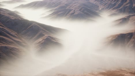 paisagem montanhosa com nevoeiro profundo de manhã