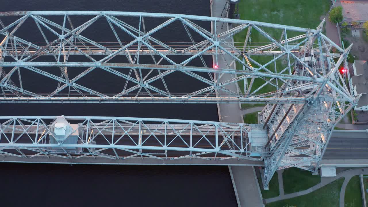 미네소타 주 루스 (duluth) 의 운하 위에 있는 엘리베이터 다리 (elevator bridge) 를 공중에서 볼 수 있다.