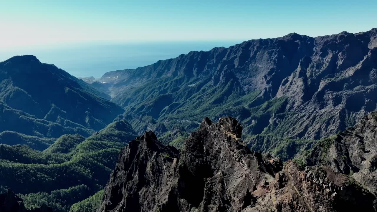 Vista aerea di una catena montuosa e una valle con vista sull'oceano