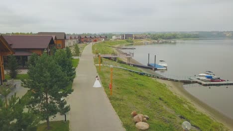 Frisch-Verheiratetes-Paar-Am-Ufer-In-Der-Nähe-Des-Ruhigen-Flusses-Mit-Blick-Auf-Den-Oberen-Teil