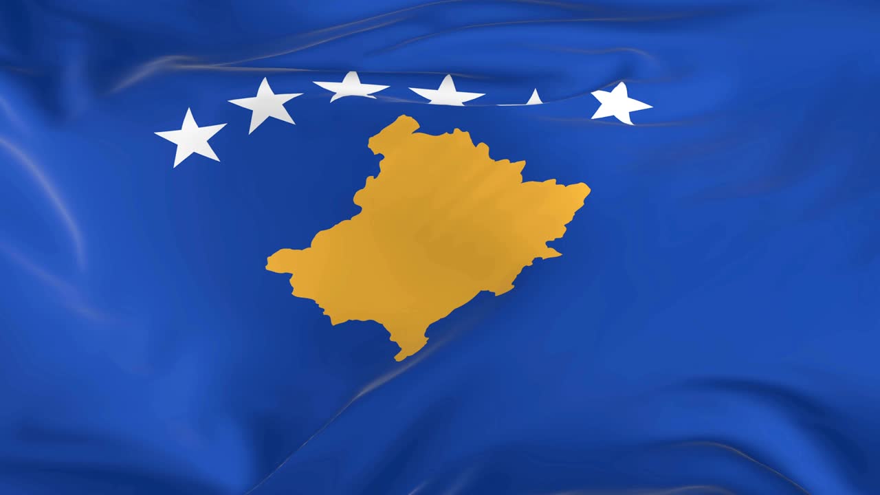 코소보를 배경으로 은 발을 흔들고 있다.