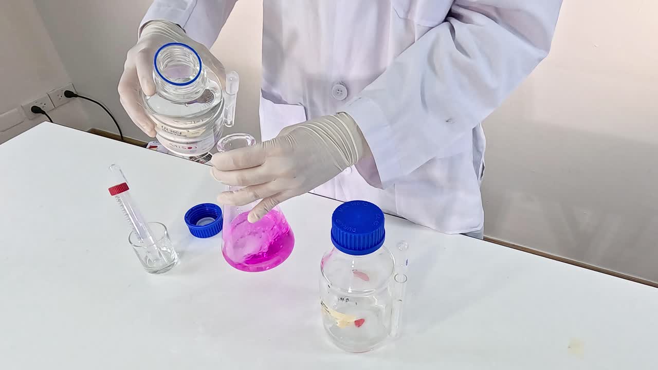 experimento de laboratorio con soluciones químicas