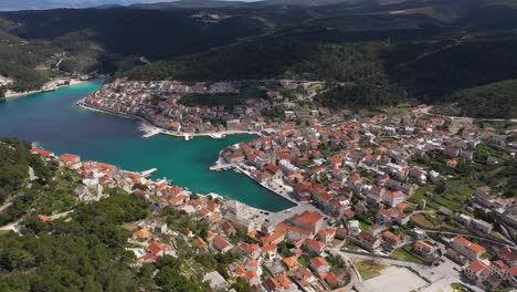 Vista-Aérea-De-La-Ciudad-De-Pucisca-Ubicada-En-La-Costa-Norte-De-La-Isla-De-Brac-En-Croacia---Disparo-De-Drones