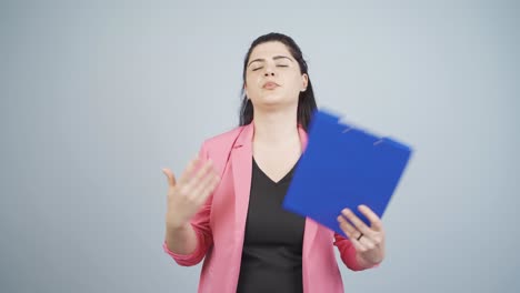 mujer de negocios abrumada por la temperatura del aire.