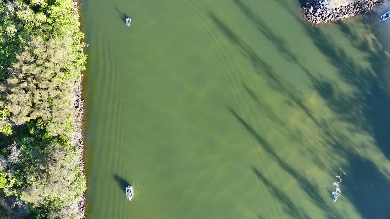 물 을 가로질러 움직이는 배 들 의 공중 사진