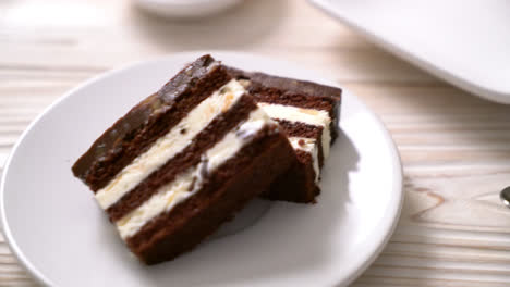 Köstlicher-Schokoladenkuchen-Mit-Mandeln-Auf-Dem-Teller