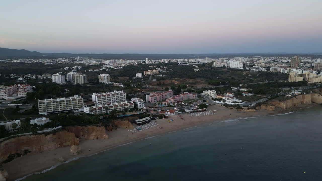 video de drones al atardecer de un resort de playa en la costa del algarve, portugal