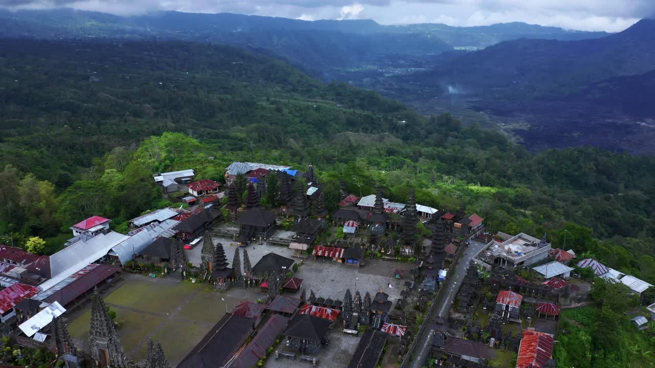 vista aérea de pura ulun danu batur, un templo hindú balinés en bali, indonesia