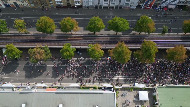 Meraviglioso volo panoramico aereo della CSD Pride Love Parade 2023 nella città di Berlino, Germania, in una giornata estiva.