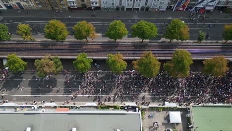 Wunderschöner-Flug-Von-Oben-Aus-Der-Luft,-CSD-Pride-Love-Parade-2023-In-Der-Stadt-Berlin,-Deutschland,-Sommertag