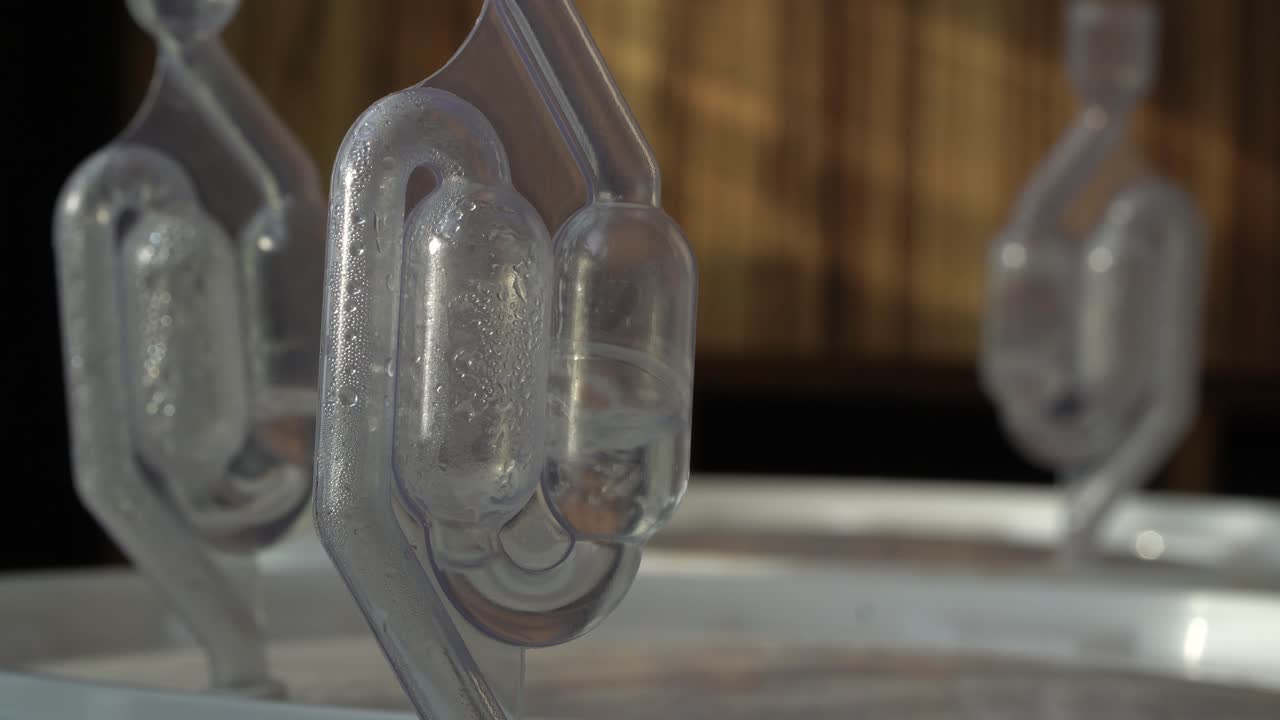 酒精 (alcohol) 是指在夜間製造酒精,避免被偵測近年來,商用酒精製造商越來越多地將部分產品標記為酒精酒 (aboonshine)