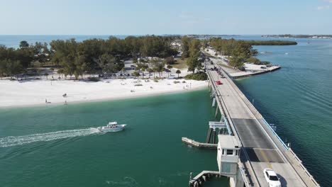 Hermosa-Antena-En-órbita-Del-Paso-De-Lancha-Mirando-Al-Norte-A-La-Playa-De-Coquina,-Desde-El-Puente-Del-Paso-De-Lancha-En-Sarasota,-Florida