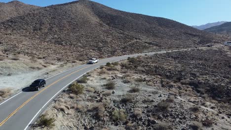 línea de unidades de vehículos en carretera en palm desert, california