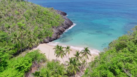 Luftaufnahme-Des-Unberührten-Strandes-Von-Playa-Onda-In-Samana,-Dominikanische-Republik