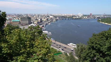 4K-Luftaufnahmen-Von-Drohnen,-Die-An-Einem-Schönen-Sonnigen-Sommertag-Vom-Wolodymyrska-Hügel-In-Richtung-Fairmont-Grand-Hotel-Und-Dinyeper-River-Aufgenommen-Wurden