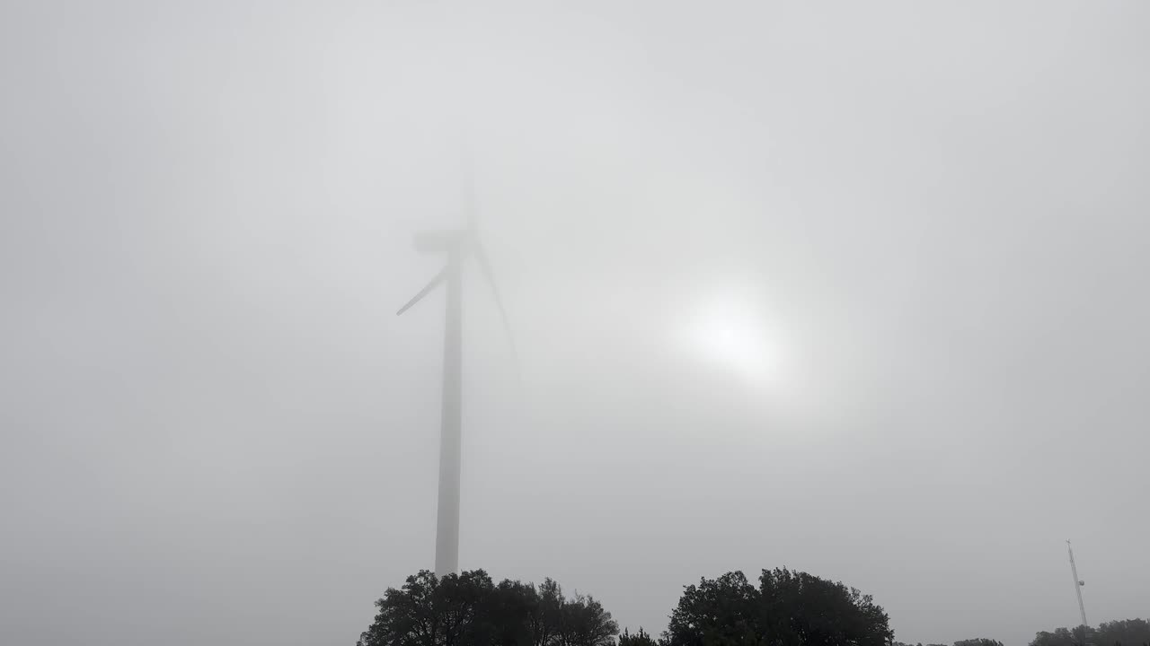 구름이 많은 날 에 풍력 터빈
