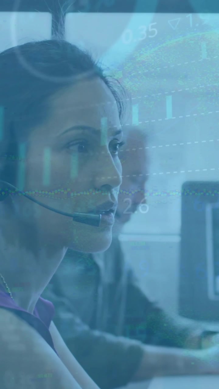 Animazione dell'elaborazione di dati finanziari su una donna d'affari che usa un auricolare telefonico in ufficio