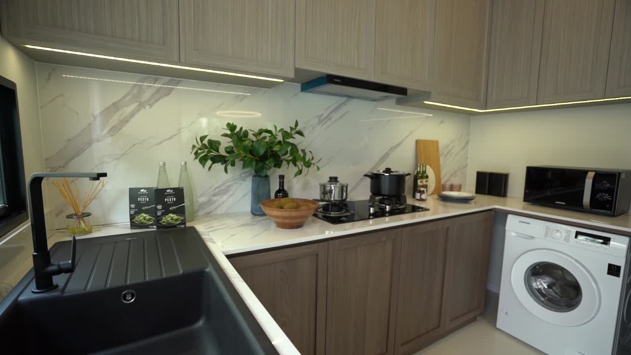 Desain Interior Dapur Putih yang Bersih dan Rapi