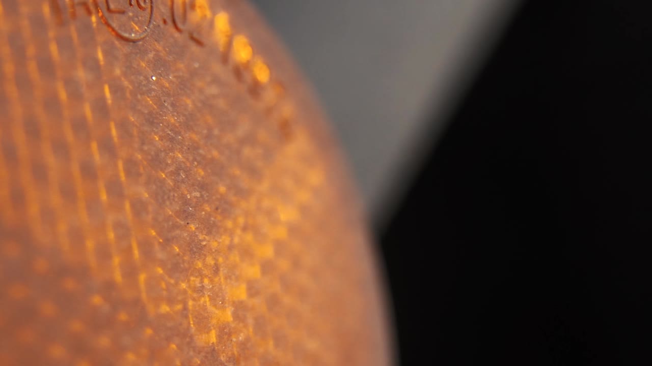 video macro de una luz de motocicleta, desliza hacia la izquierda