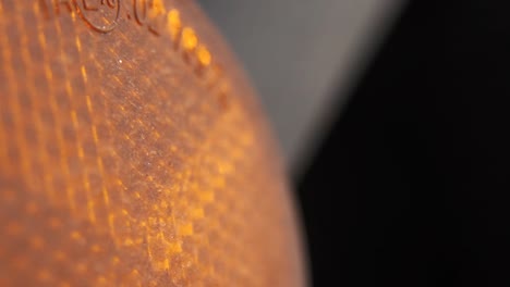 video macro de una luz de motocicleta, desliza hacia la izquierda