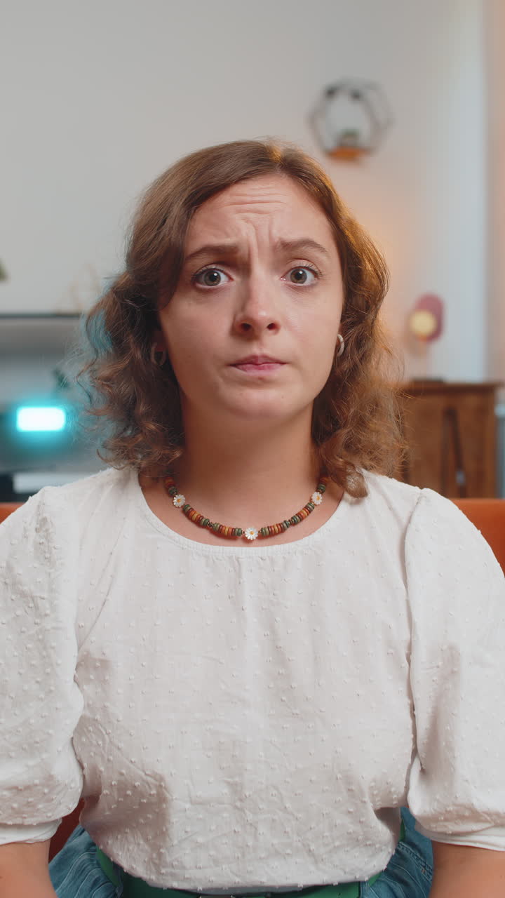 joven mujer sintiendo desesperanza y soledad colapso nervioso pierde juego sentado en el sofá sofá