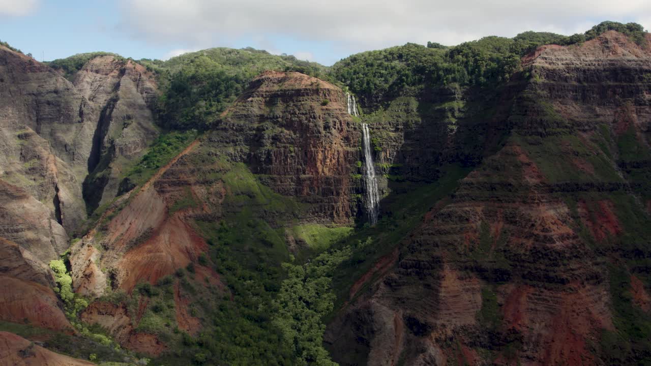 espectacular toma aérea sobre la cascada de waipo'o en el parque estatal del cañón de waimea