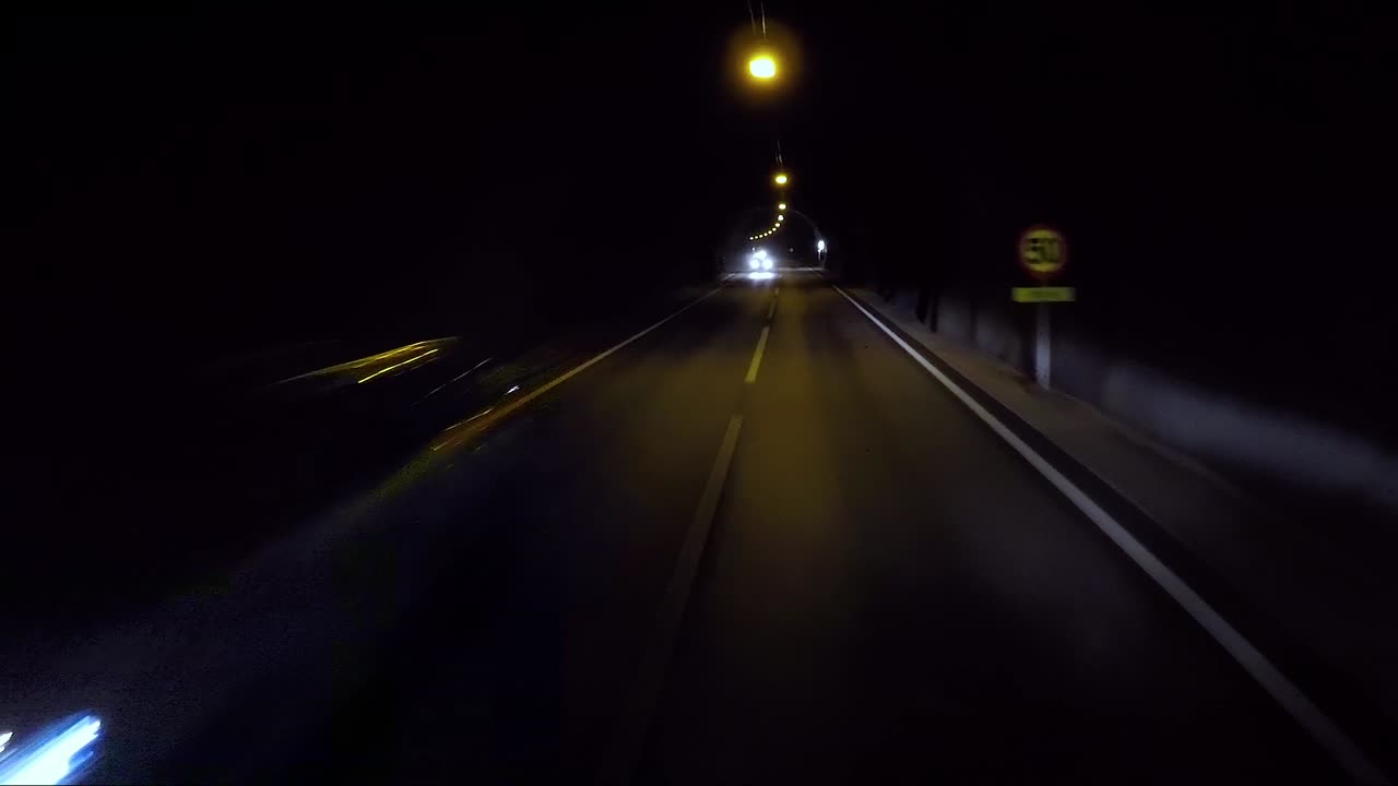 L'auto attraversa la guida dal punto di vista del tunnel