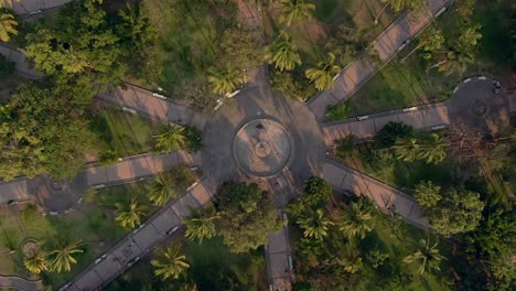 Fuente-Central-Rodeada-De-Senderos-Y-Palmeras-En-El-Jardín-Núñez-En-Colima,-México