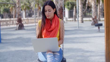 Joven-Estudiante-Bastante-Moderno-En-Un-Parque-Urbano