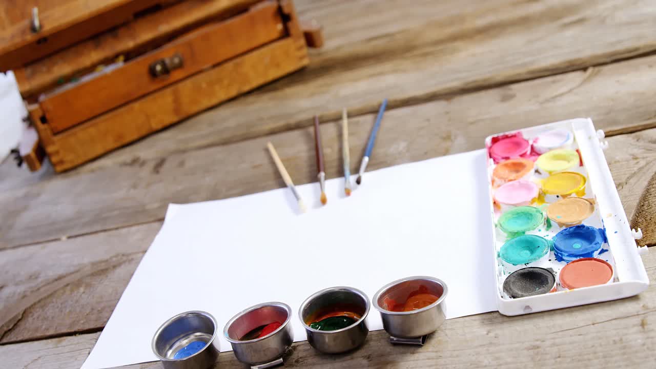 수채화 페인트와 캔버스 페인트 브러쉬