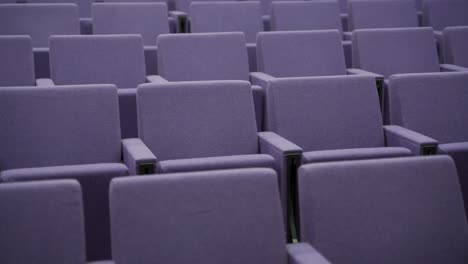 asientos vacíos en el auditorio o el teatro - no hay multitud sentada