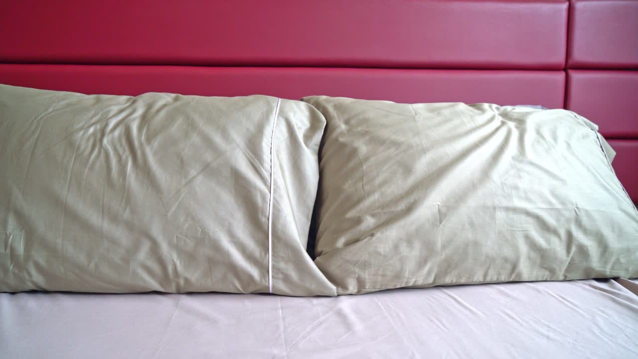 침실에 침대에 베개 장식