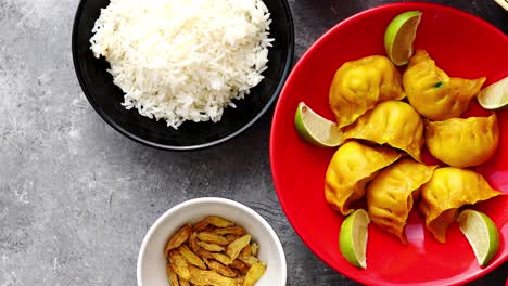 comida china en mesa de piedra