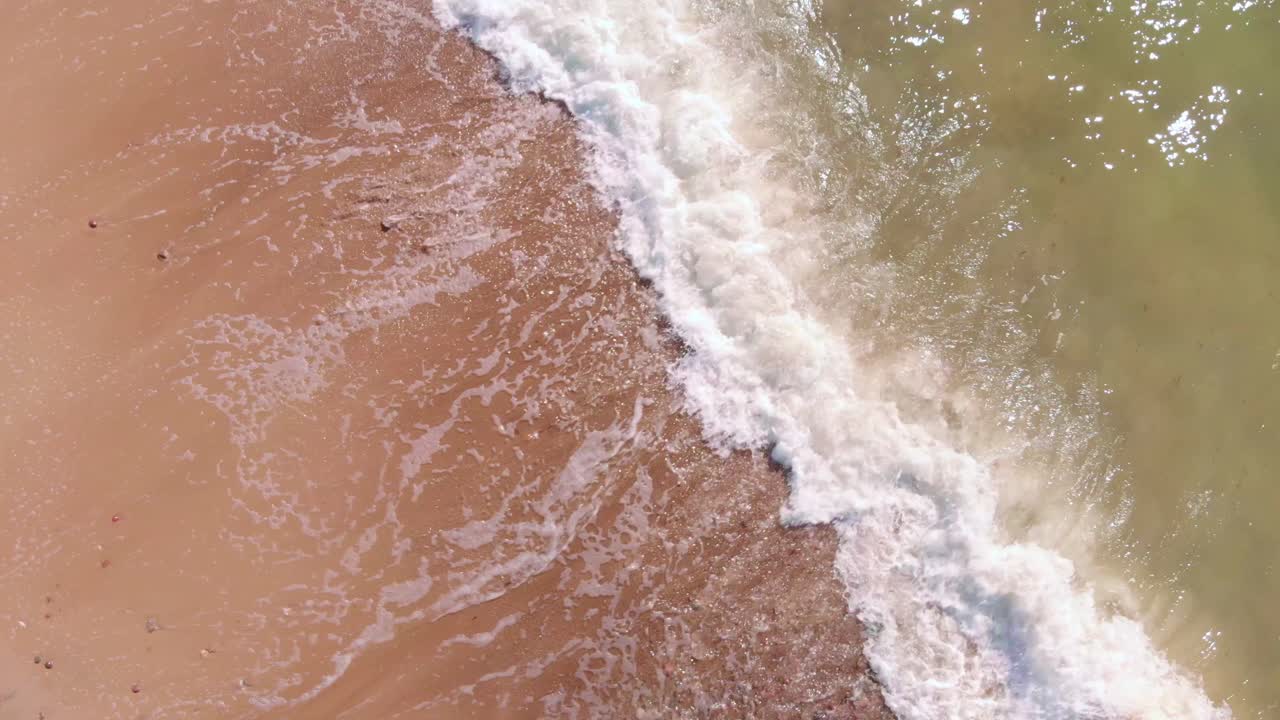 멋진 열대 휴가 해변의 최고 공중 전망, 분홍색 해안에 부딪히는 파도, 나선형 아래로